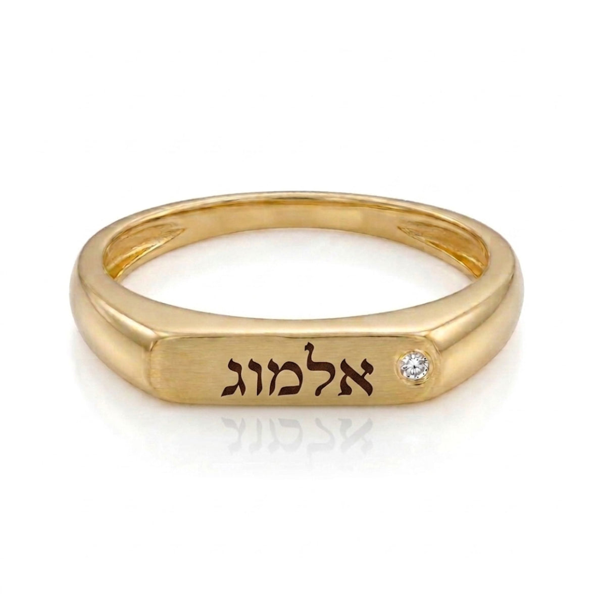טבעת חותם עדינה עם חריטה של שם ושיבוץ יהלום